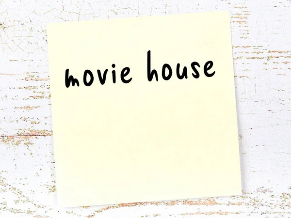 Κίτρινη Αυτοκόλλητη Σημείωση Ξύλινο Τοίχο Χειρόγραφη Επιγραφή Κινηματογράφος Σπίτι — Φωτογραφία Αρχείου