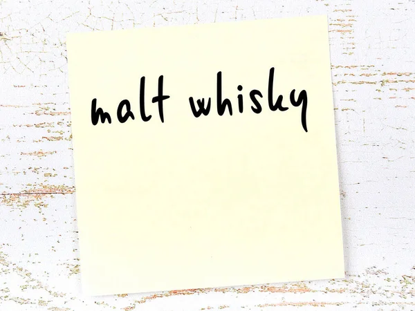 Begreppet Påminnelse Malt Whisky Gult Klibbigt Papper Trävägg Med Inskription — Stockfoto