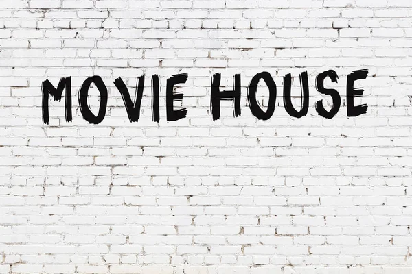 Beyaz Tuğla Duvara Siyah Boya Ile Yazılmış Bir Film Evi — Stok fotoğraf