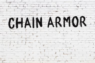 Beyaz tuğla duvara siyah boya ile yazılmış bir zırh..