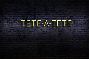 Geceleri duvarda neon levhası var. Yazı tete-a-tete