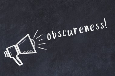 Hoparlörlerin tebeşir çizimi ve siyah masanın üzerine el yazısı yazması belirsizlik.