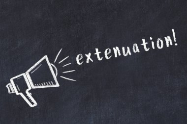 Hoparlör çizimi ve yazıt uzantısı olan siyah karatahta