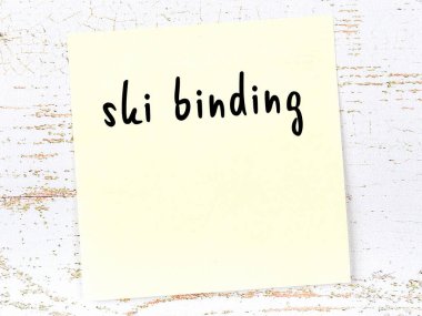 Kayak bağlayıcılığını hatırlatma kavramı. Tahta duvarda üzerinde yazı olan sarı yapışkan kağıt.