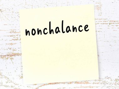 Tahta duvardaki sarı yapışkan notta el yazısıyla yazılmış kayıtsızlık var.