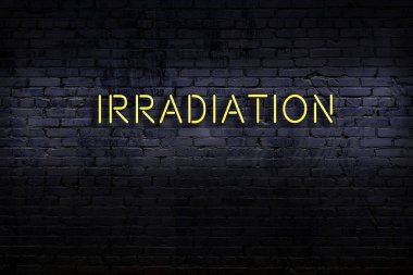 Geceleri duvarda neon levhası var. Yazı radyasyonu