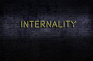 Duvara yazı kazınmış neon levhası. Gece görünümü