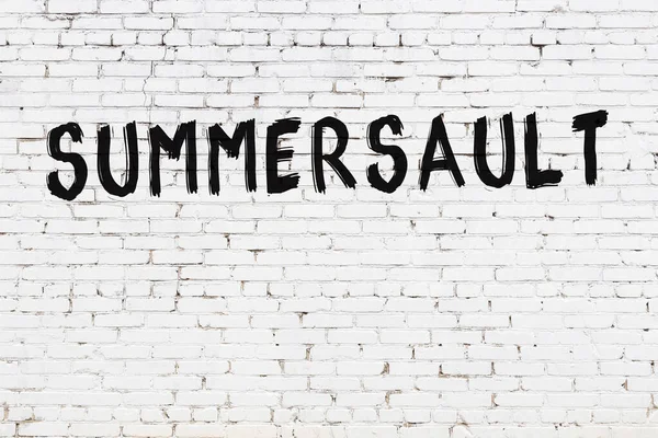 Επιγραφή Καλοκαίρι Γραμμένο Μαύρη Μπογιά Λευκό Τοίχο Από Τούβλα — Φωτογραφία Αρχείου