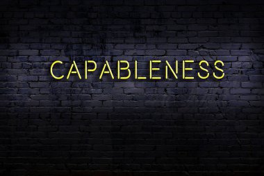 Geceleri duvarda neon levhası var. Yazı kapasitesi