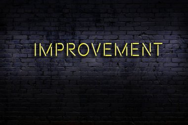 Geceleri duvarda neon levhası var. Yazı geliştirme