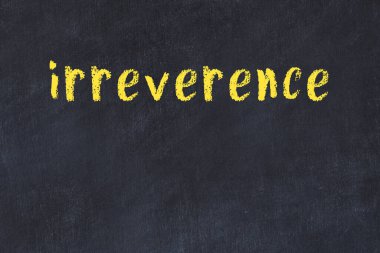 Üzerinde el yazısıyla yazılmış saygısızlığı olan üniversite yazı tahtası.