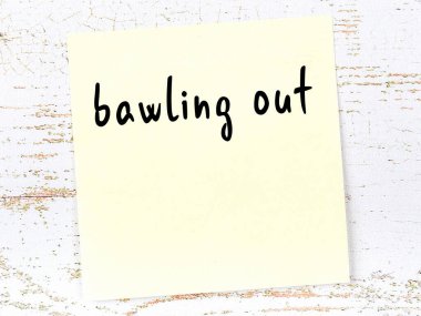 Çığlık atmayı hatırlatma anlayışı. Tahta duvarda üzerinde yazı olan sarı yapışkan kağıt.