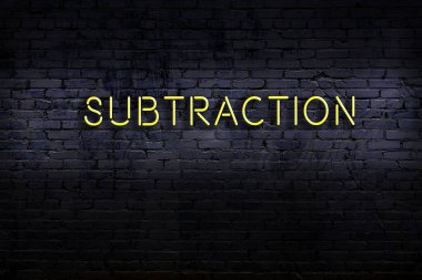 Geceleri duvarda neon levhası var. Yazı çıkarımı