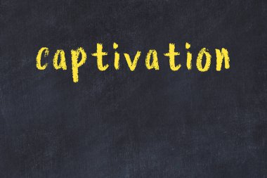 Tebeşir el yazısıyla yazması siyah masaya yazması büyüleyicidir.