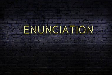 Duvara yazı yazılmış neon levhası var. Gece görünümü