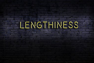 Geceleri duvarda neon levhası var. Yazma uzunluğu