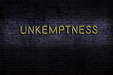 Tuğla duvara yazı yazmayan neon tabela. Gece görünümü