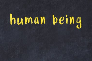 Üzerinde el yazısıyla yazılmış insan yazısıyla kolej tahtası.