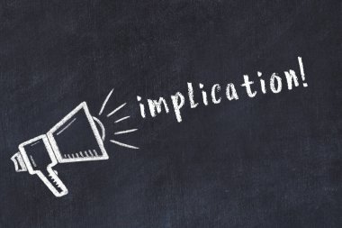 Hoparlörün tebeşir çizimi ve siyah masanın üzerine el yazısıyla yazılmış yazması