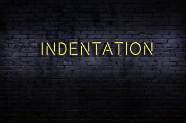 Duvara yazı kazınmış neon tabela. Gece görünümü