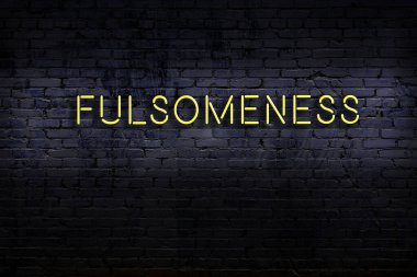 Tuğla duvara karşı yazıtsal dolgunluğu olan neon işareti. Gece görünümü