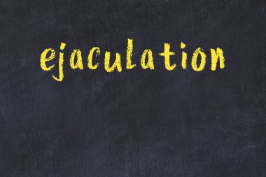 Tebeşir el yazısıyla siyah masaya boşalma.