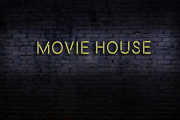Neonowy Znak Ceglanej Ścianie Nocy Dom Filmowy Napisem — Zdjęcie stockowe