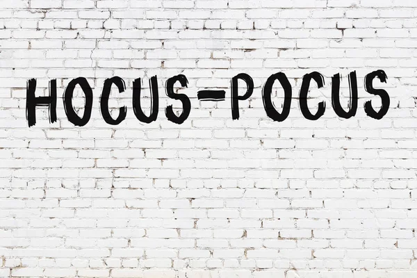 Inscription Hocus Pocus Écrit Avec Peinture Noire Sur Mur Briques — Photo