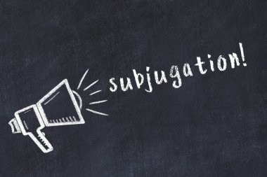 Hoparlör çizimi ve yazıt boyunduruğu olan siyah karatahta