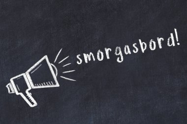 Hoparlör çizimli siyah karatahta ve açık büfe.