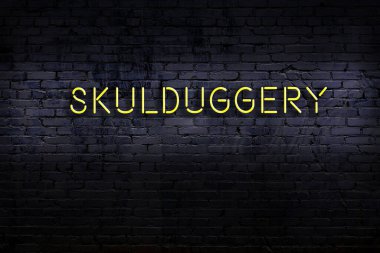 Duvara yazı kazınmış neon levhası var. Gece görünümü