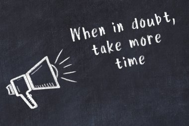 Bir hoparlörün tebeşir çizimi ve siyah karatahtaya el yazısıyla yazılmış alıntılar