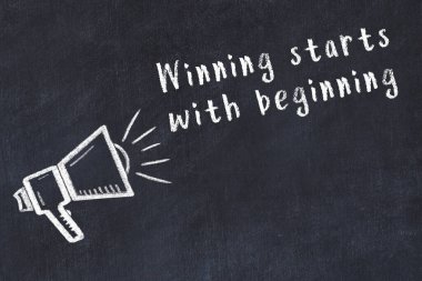 Bilge motivasyonel yazıtlı siyah karatahtaya hoparlör çizimi