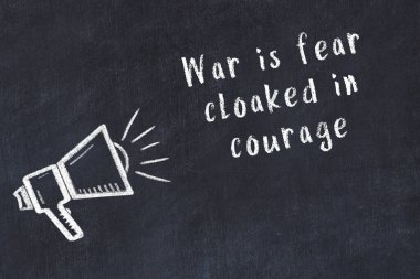 Bir hoparlörün tebeşir çizimi ve siyah karatahtaya el yazısıyla yazılmış alıntılar