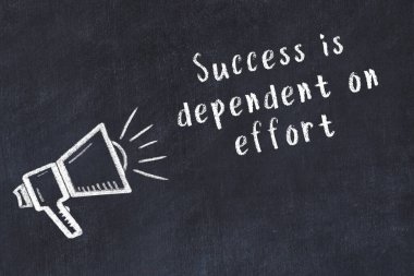 Bilge motivasyonel yazıtlı siyah karatahtaya hoparlör çizimi