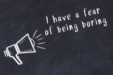 Bir hoparlörün tebeşir çizimi ve siyah karatahtaya el yazısıyla yazılmış alıntılar