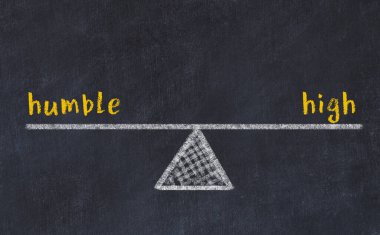 Mütevazı ve yüksek arasındaki denge kavramı. Üzerinde pullar ve kelimeler olan siyah bir karatahta.