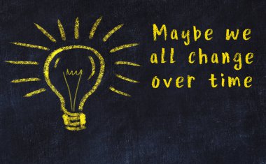 Bilgece bir alıntı ve siyah karatahtaya bir ampul çizimi