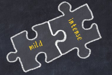 Sorunlarla başa çıkma kavramı. Bulmacaları hafif ve yoğun kelimelerle birleştirmenin tebeşir çizimi.