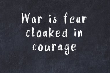 Siyah tahta üzerine akıllı alıntıların el yazması tebeşir yazısı