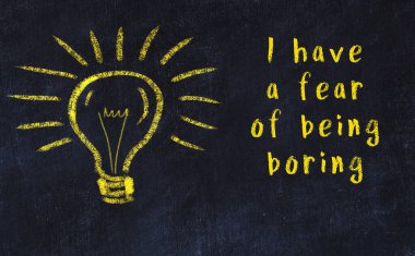 Bir karatahtaya ve bir ampul çizimine elle yazılmış akıllı bir alıntı.