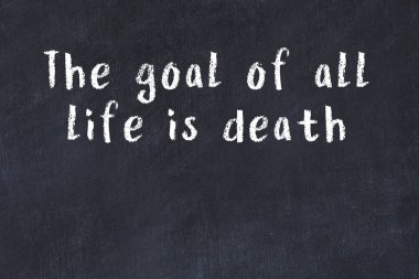 Siyah tahta üzerine akıllı alıntıların el yazması tebeşir yazısı