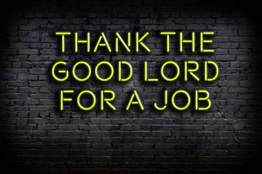 Tuğla duvardaki ışıklı neon tabela olarak bilgece alıntı