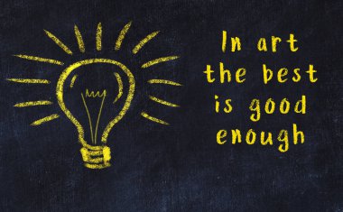 Bir karatahtaya ve bir ampul çizimine elle yazılmış akıllı bir alıntı.