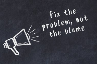 Bilge motivasyonel yazıtlı siyah karatahtaya hoparlör çizimi