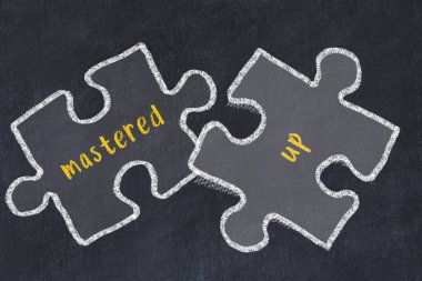 Ploblem çözülüyor. Kara karatahtanın üzerinde ustalaşmış iki kelimenin tebeşir çizimi