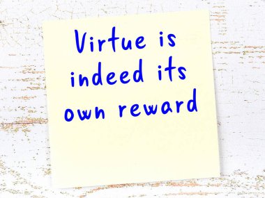 Tahta duvarda el yazısı motivasyon alıntısı olan sarı yapışkan not