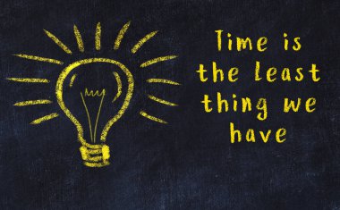 Bilgece bir alıntı ve siyah karatahtaya bir ampul çizimi