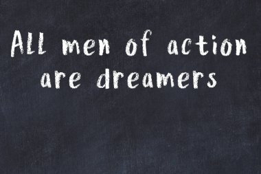 Siyah masa üzerine tebeşirle yazılmış zekice bir söz.