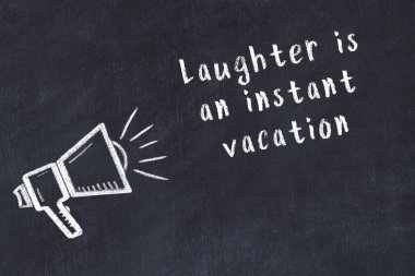 Bilge motivasyonel yazıtlı siyah karatahtaya hoparlör çizimi